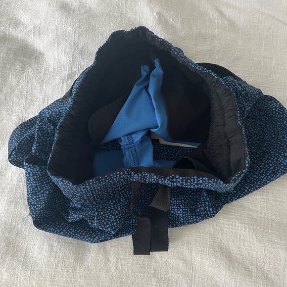 Lululemon Spring Breakaway Short ii - Size 4 - Navy and Black - Cuffed hem - Picture 8 of 8